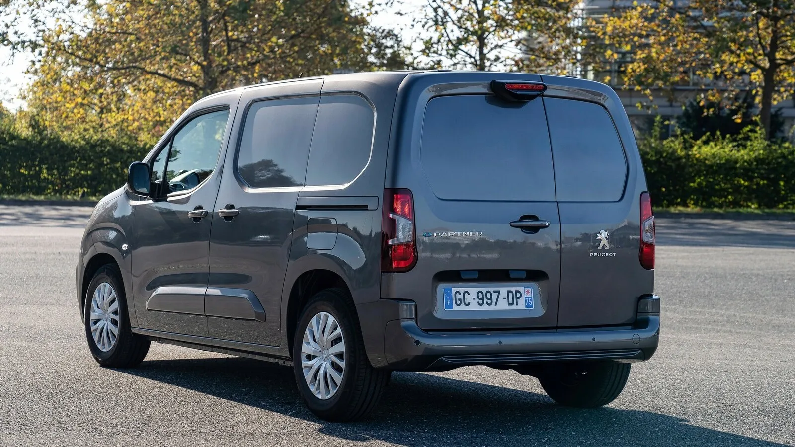 Bei Peugeot heißt das entsprechende Nutzfahrzeug-Pendant e-Partner.